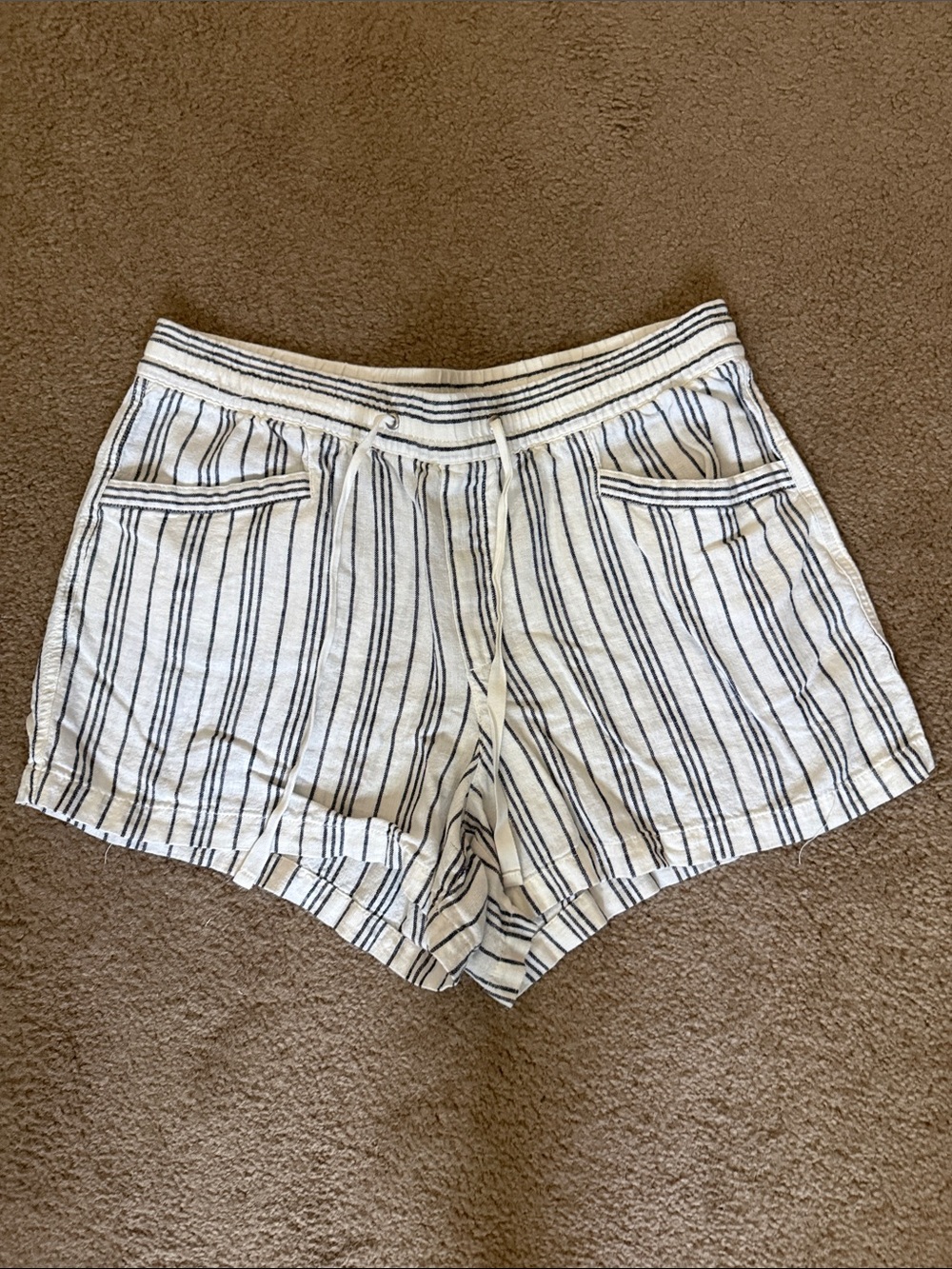 Women’s Gap linen shorts large drawstring waist pockets